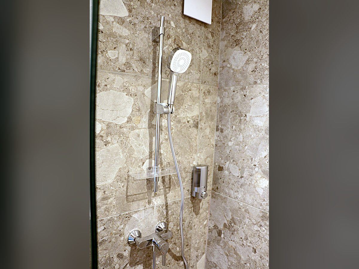 Barre de douche, douchette et mitigeur chromés, Tropic Appart'Hôtel
