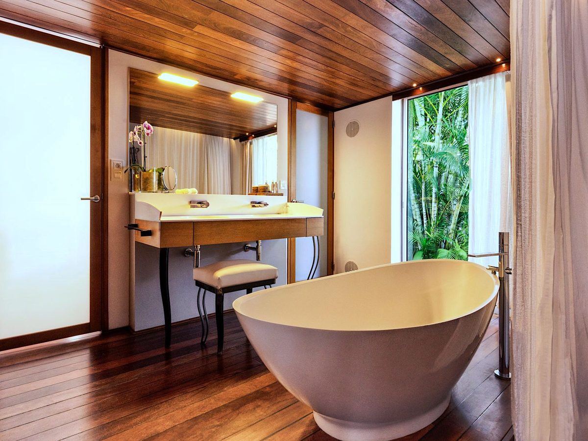 Salle d'eau ouverte avec baignoire îlot, double vasque et robinet sur pieds, Blue Margouillat