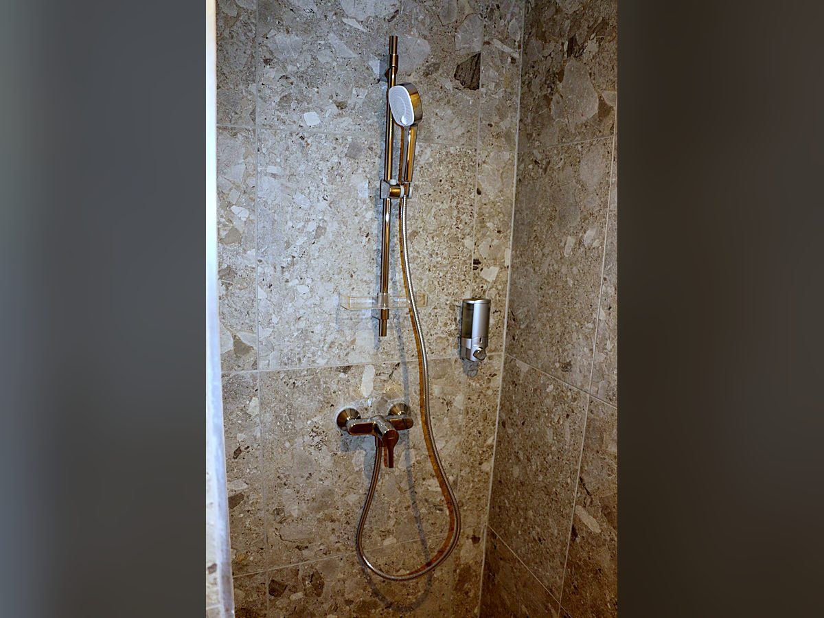 Douche avec barre, douchette et mitigeur chromés, Tropic Appart'Hôtel