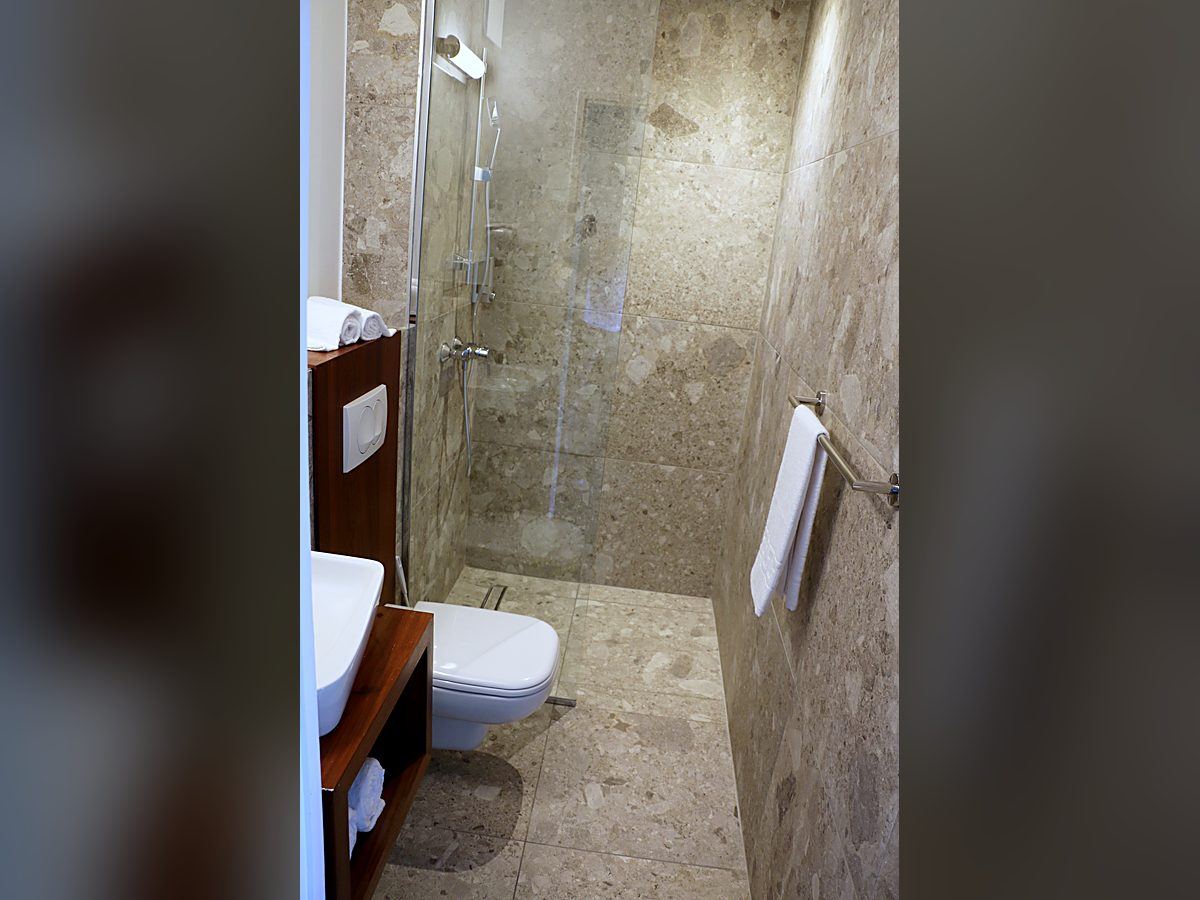 Salle d'eau avec douche à l'italienne, paroi vitrée et WC suspendu, Tropic Appart'Hôtel