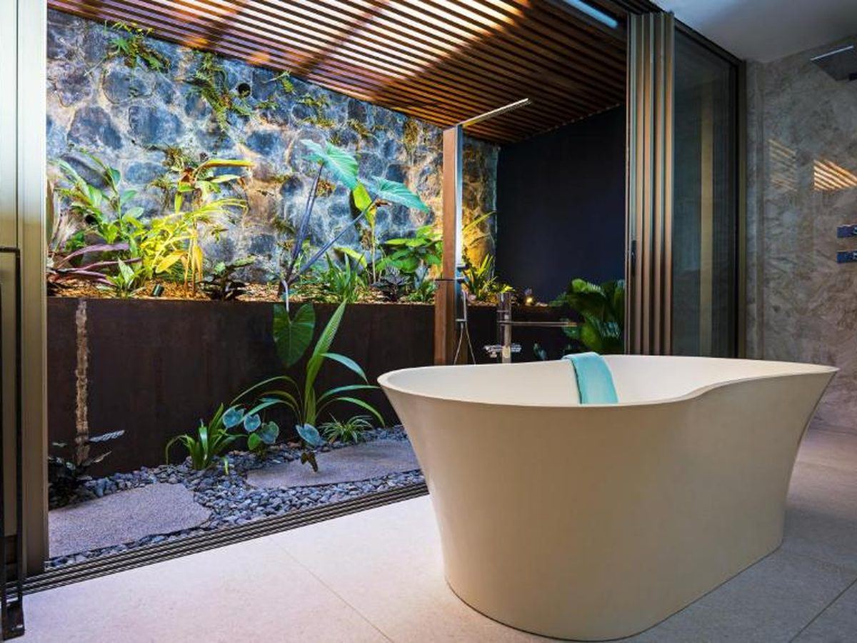 Salle de bains avec baignoire îlot ouverte sur un jardin minéral, Blue Margouillat