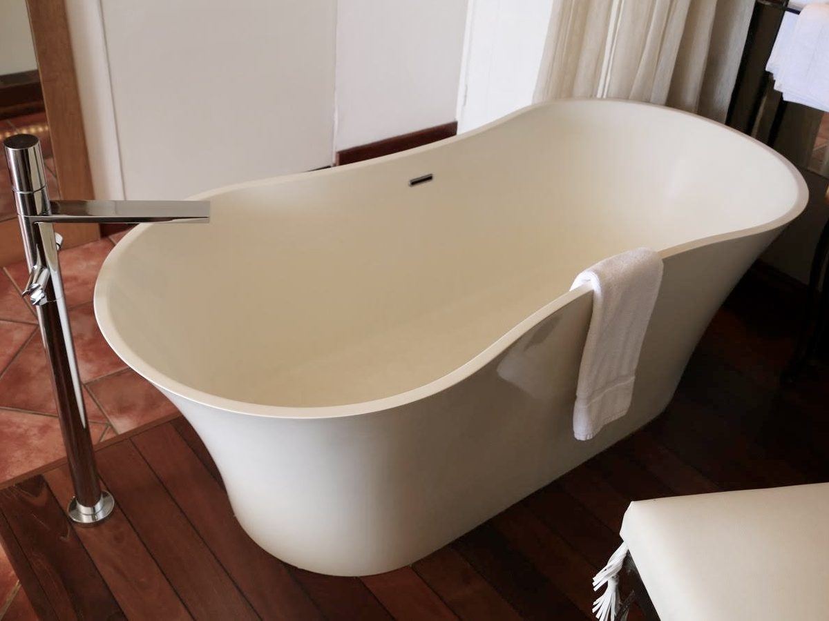 Baignoire îlot et robinet sur pieds chromé, Blue Margouillat