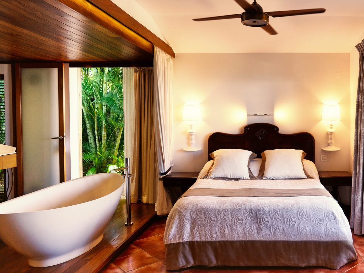 Chambre avec baignoire îlot et robinet sur pieds face au jardin tropical, Blue Margouillat