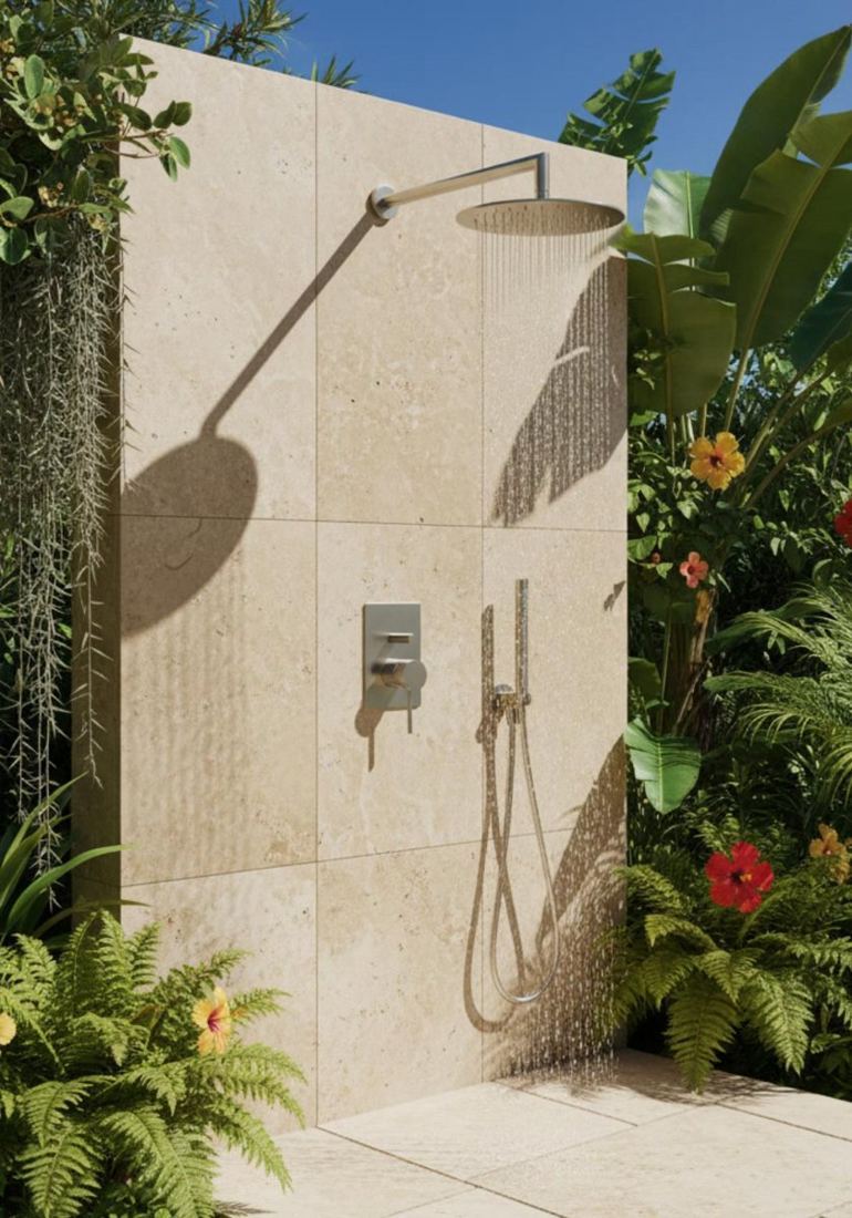 Douche encastrée Lagon en inox brossé AISI 316L sur mur en travertin, RIVIÈRE & BAINS