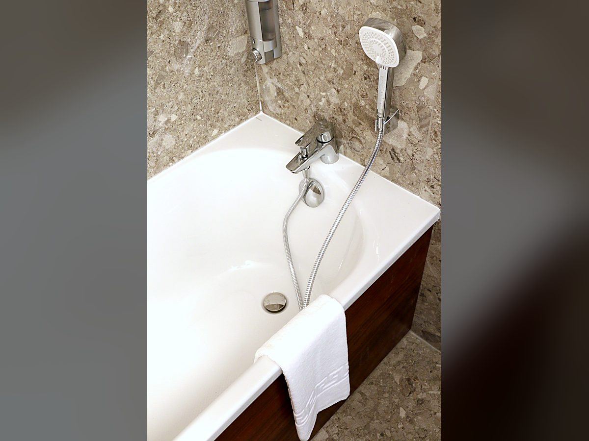 Baignoire encastrée avec mitigeur bain-douche et douchette, Tropic Appart'Hôtel
