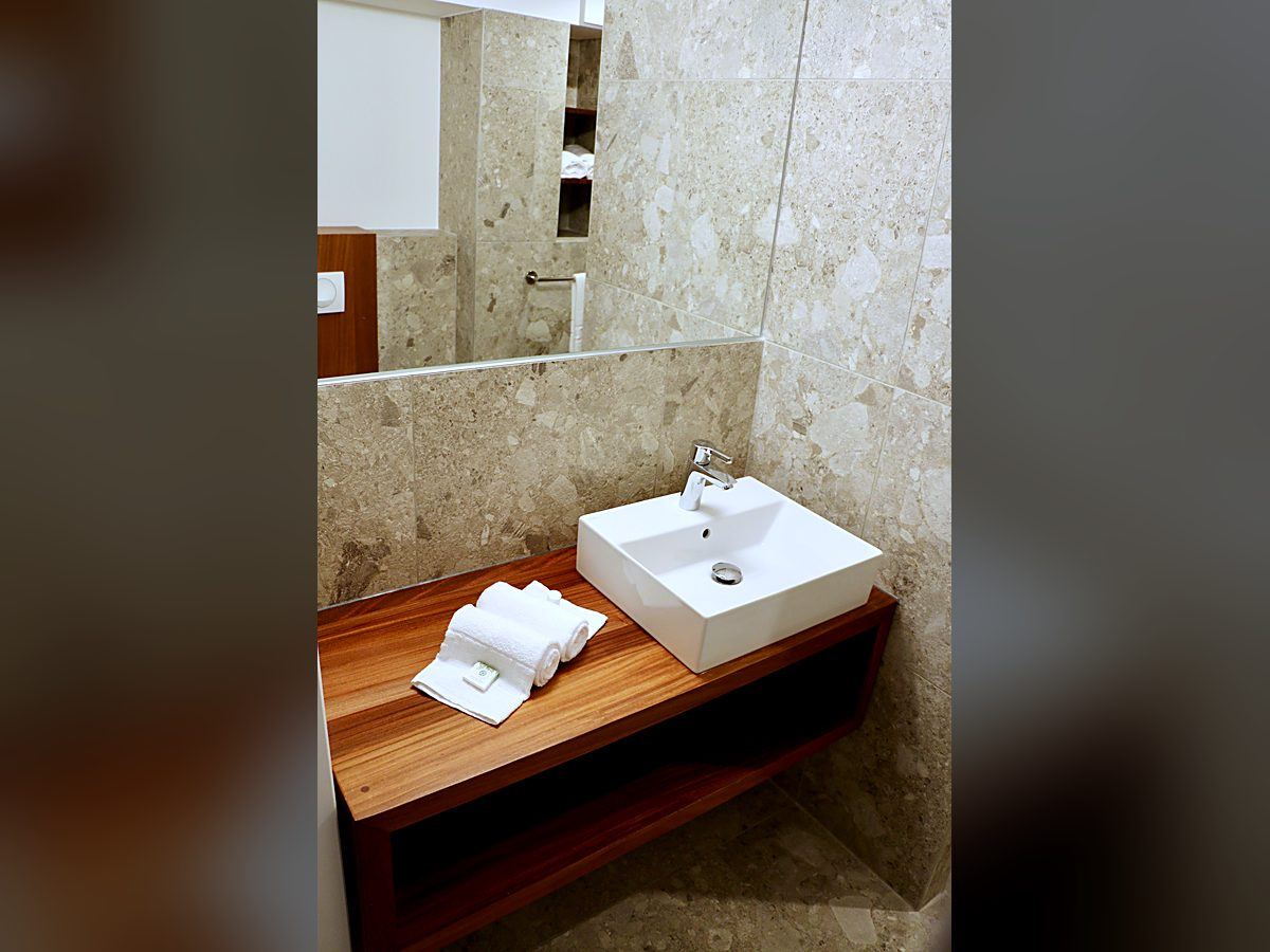 Plan vasque en bois avec vasque carrée et mitigeur, Tropic Appart'Hôtel