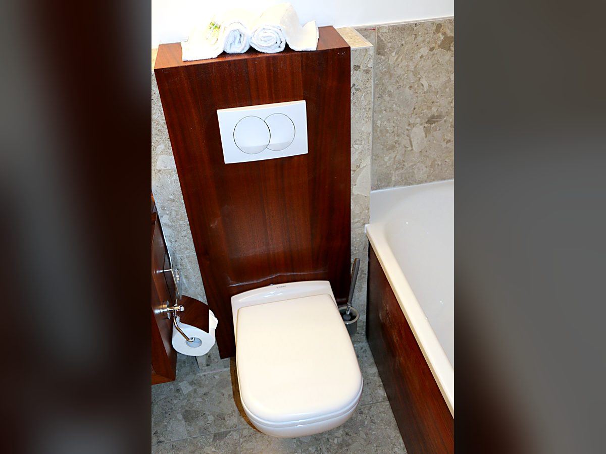 WC suspendu Duravit et habillage bois du bâti-support, Tropic Appart'Hôtel