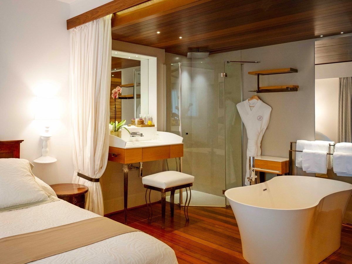 Suite avec vasque, douche vitrée et baignoire îlot, Blue Margouillat